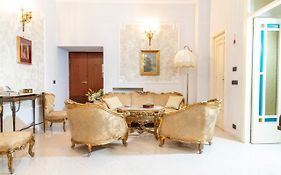Deluxe Apartment With Garden In Vomero